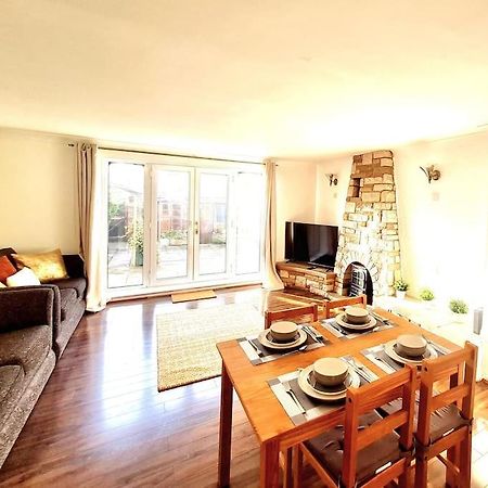 Cosy Luxurious 3 Bedroom House, Free Parking, Free Wifi, Private Garden, Free Netflix ヘイヴァリング・ロンドン特別区 エクステリア 写真