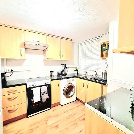 Cosy Luxurious 3 Bedroom House, Free Parking, Free Wifi, Private Garden, Free Netflix ヘイヴァリング・ロンドン特別区 エクステリア 写真