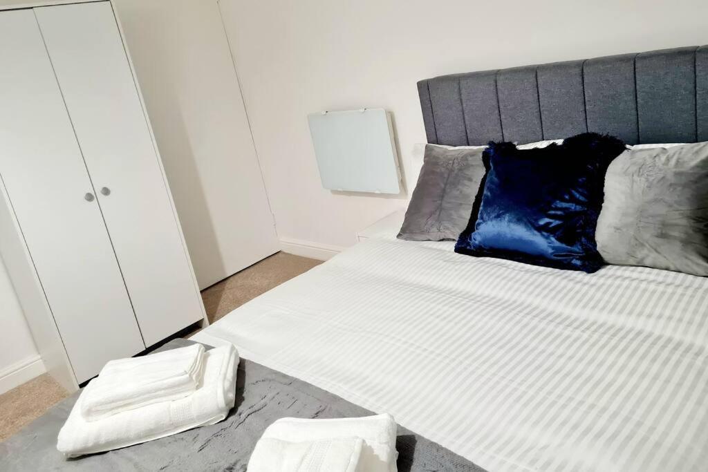 Cosy Luxurious 3 Bedroom House, Free Parking, Free Wifi, Private Garden, Free Netflix ヘイヴァリング・ロンドン特別区 エクステリア 写真