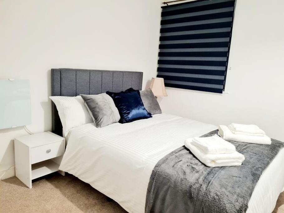 Cosy Luxurious 3 Bedroom House, Free Parking, Free Wifi, Private Garden, Free Netflix ヘイヴァリング・ロンドン特別区 エクステリア 写真