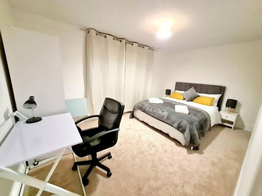 Cosy Luxurious 3 Bedroom House, Free Parking, Free Wifi, Private Garden, Free Netflix ヘイヴァリング・ロンドン特別区 エクステリア 写真
