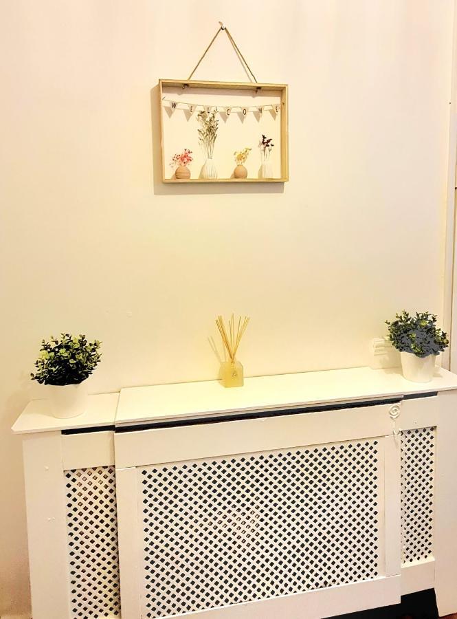 Cosy Luxurious 3 Bedroom House, Free Parking, Free Wifi, Private Garden, Free Netflix ヘイヴァリング・ロンドン特別区 エクステリア 写真
