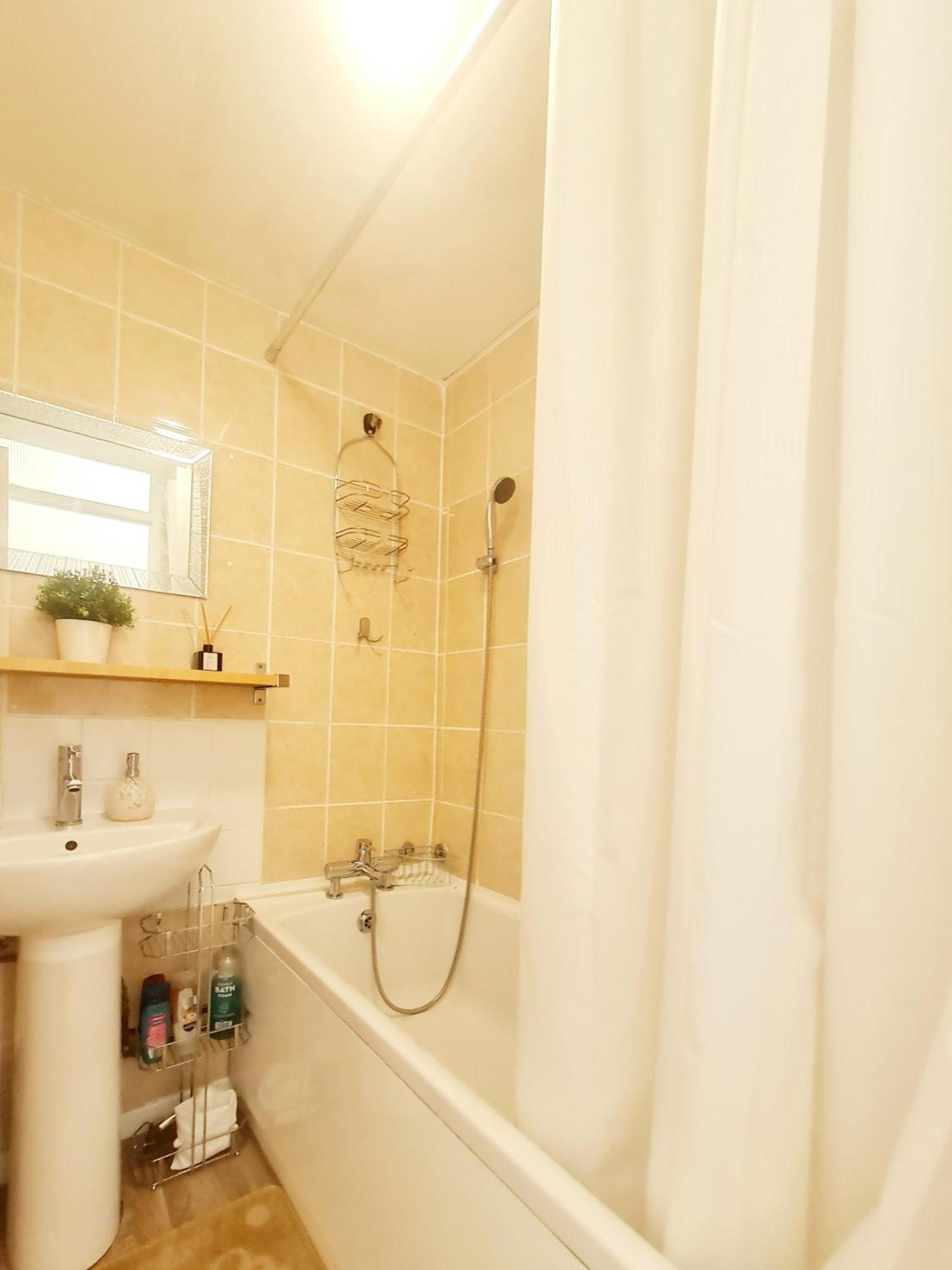 Cosy Luxurious 3 Bedroom House, Free Parking, Free Wifi, Private Garden, Free Netflix ヘイヴァリング・ロンドン特別区 エクステリア 写真
